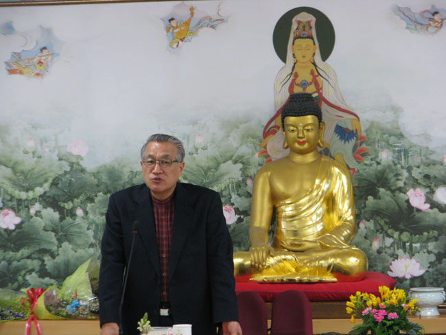 부처님 앞에서 설교하는 목사님
