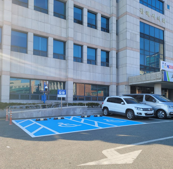 김해시, 장애인전용주차구역 cctv 단속시스템 도입했다. 김해시의회 앞 장애인전용주차구역 모습.
