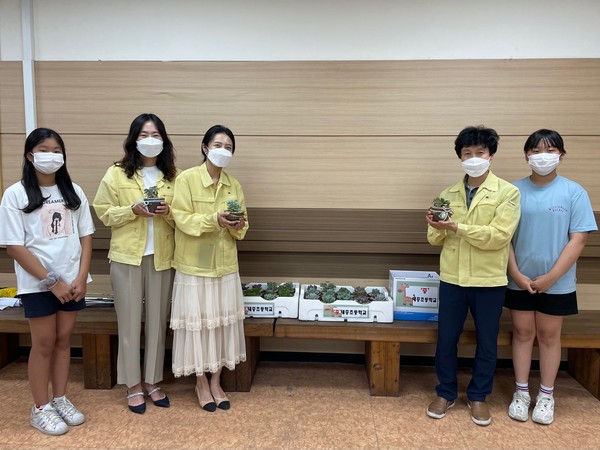 대중초 학생들이 직접 만든 다육식물과 응원의 메시지를 담은 응원 물품을 김해시 보건소 코로나19 의료진들에게 전달했다.
