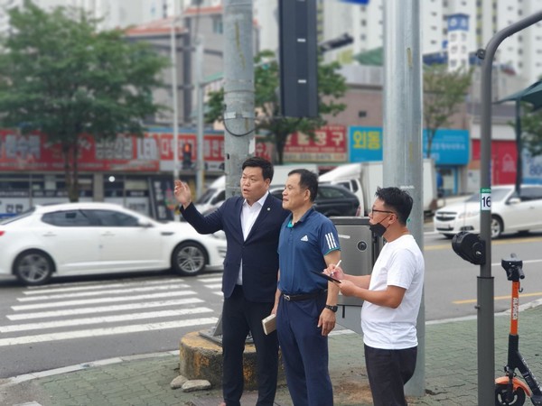 이시영 도의원을 비롯한 관계자들이 20일 오후 김해 외동사거리 현장을 둘러보고 있다.