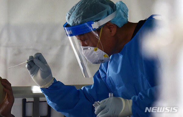 지난 14일 오후 대구 수성구보건소 코로나19 PCR 선별진료소에서 한 시민이 검사를 받고 있다. 2022.11.14. lmy@newsis.com