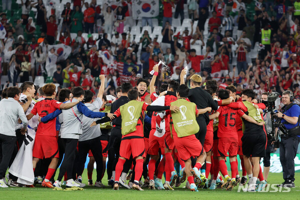 [알라이얀(카타르)=뉴시스] 조성우 기자 = 2일(현지시간) 카타르 알라이얀 에듀케이션 시티 스타디움에서 열린 2022 카타르 월드컵 H조 최종 3차전 대한민국과 포르투갈의 경기, 포르투갈을 꺾고 16강 진출을 확정지은 한국 선수들이 기뻐하고 있다. 2022.12.03. xconfind@newsis.com