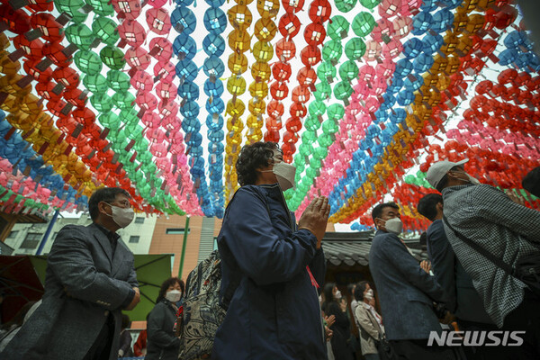 불기2566년 부처님오신날인 지난해 5월 8일 오전 서울 종로구 조계사에서 열린 봉축법요식을 찾은 불자들이 합장을 하고 있다. 해당 사건과 관계없음. 2022.05.08. jhope@newsis.com