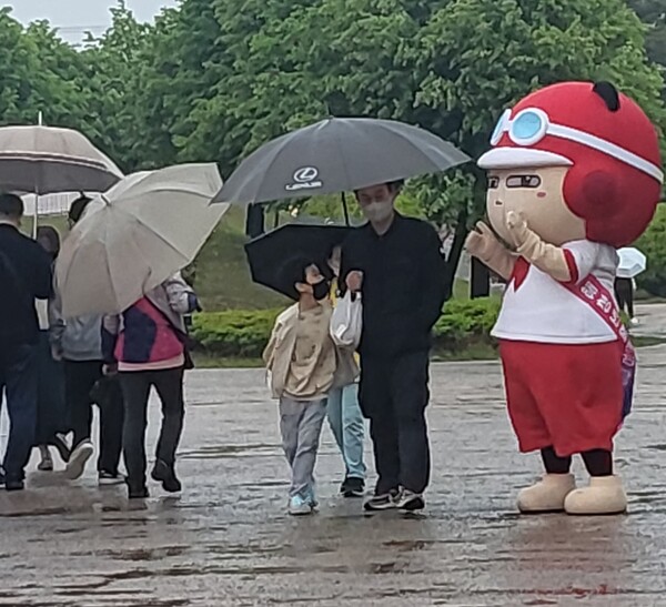 우산도 없이 아이들을 반겨주고 있는 김해청년들...