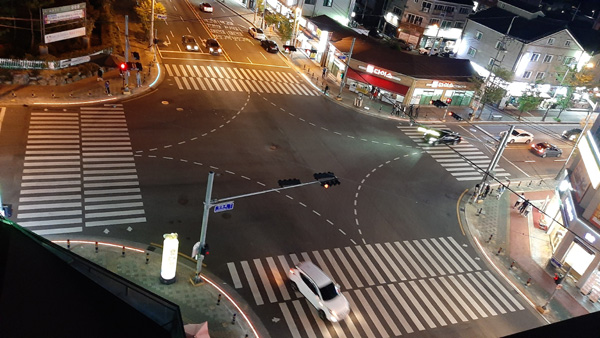 김해시 진영읍 스마트 교통관리 시스템인 스마트 횡단보도는 3곳에 기존 신호등과 연계한 바닥신호등을 설치했다. 바닥신호등 야간 모습이다.