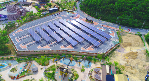 김해시가 산업부 공모사업인 지역에너지 신사업으로 설치한 가야테마파크 태양광발전시설 설치 모습.