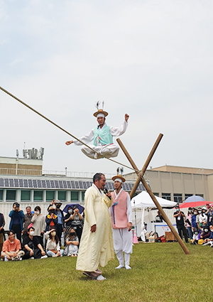 지난 5월 18일 진행된 전통 줄타기 공연 ‘날아라, 줄광대!’ 프로그램. (사진=줄타기 보존회)