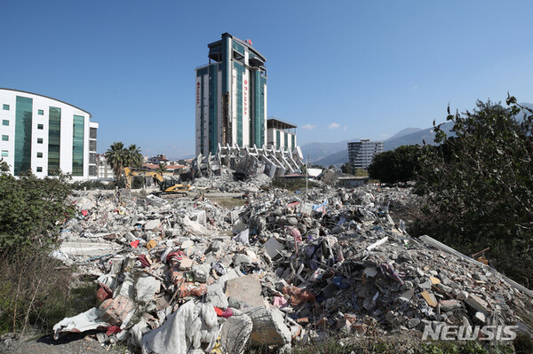 [이스켄데룬=뉴시스] 권창회 기자 = 12일 오전(현지시간) 튀르키예 하타이주 이스켄데룬 시내가 지진으로 인해 건물들이 무너져 폐허로 변해있다. 2023.02.12. kch0523@newsis.com