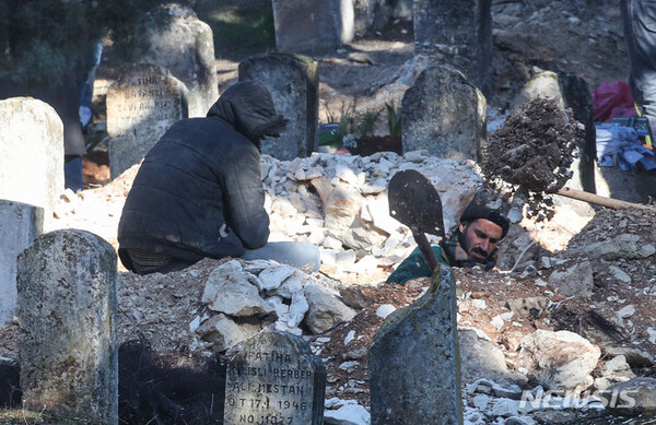 [가지안테프=뉴시스] 권창회 기자 = 13일 오후(현지시간) 튀르키예 가지안테프주 시내 공원묘지에서 튀르키예 사람들이 시신 매장작업을 하고 있다. CNN에 따르면 현재 강진 사망자는 3만6217명으로 집계됐다. 2023.02.14. kch0523@newsis.com