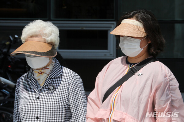 서울 낮 최고기온이 30도를 넘는 초여름 날씨를 보인 지난 5월 16일 오후 서울 송파구 거리에서 시민들이 모자를 쓰고 이동하고 있다. 2023.05.16. xconfind@newsis.com