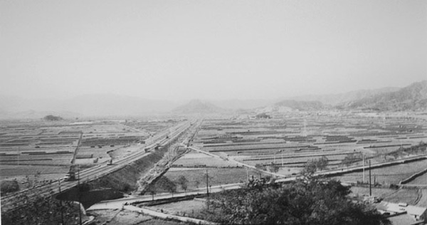 1973년 김해시 지내동ㆍ안동ㆍ활천동ㆍ부원동 통과 남해고속도로 공사 장면.
