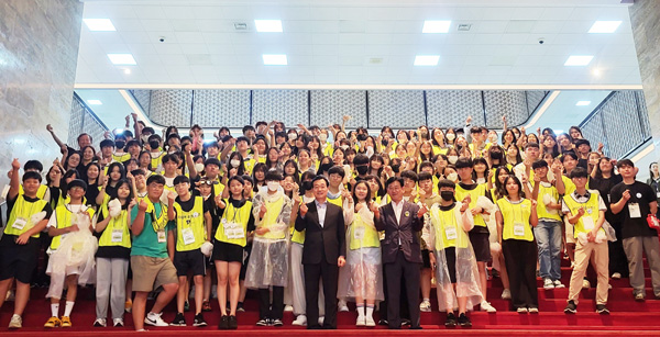 김해의 미래 청소년들이 국회에서 기념 촬영을 하고 있다.