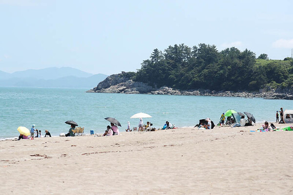 해수욕장에서 관광객들이 바닷가에서 더위를 식히고 있다. (사진=문화체육관광부 국민소통실)